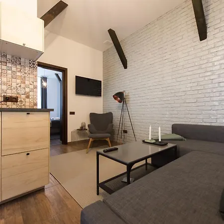 Lovely Brasov Flat With Patio And Mountain Views-3